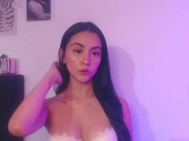 Coraliinee on BongaCams 